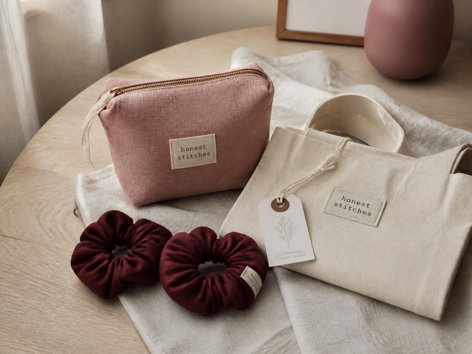 Trousses, sac et chouchous en tissu MonRegain sur une table de couture